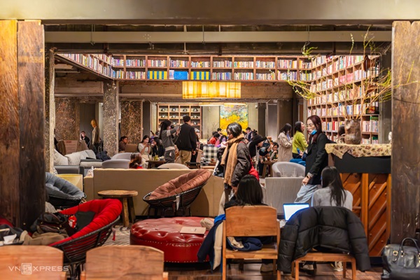 Quán cà phê trang trí ba tấn sách ở Hà Nội